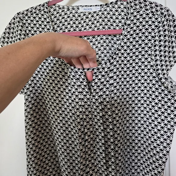 Ricki's Top - Picture 3 of 5